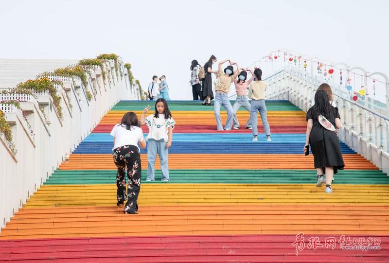 彩虹楼梯,爱情天台…青岛这个地标建筑火了