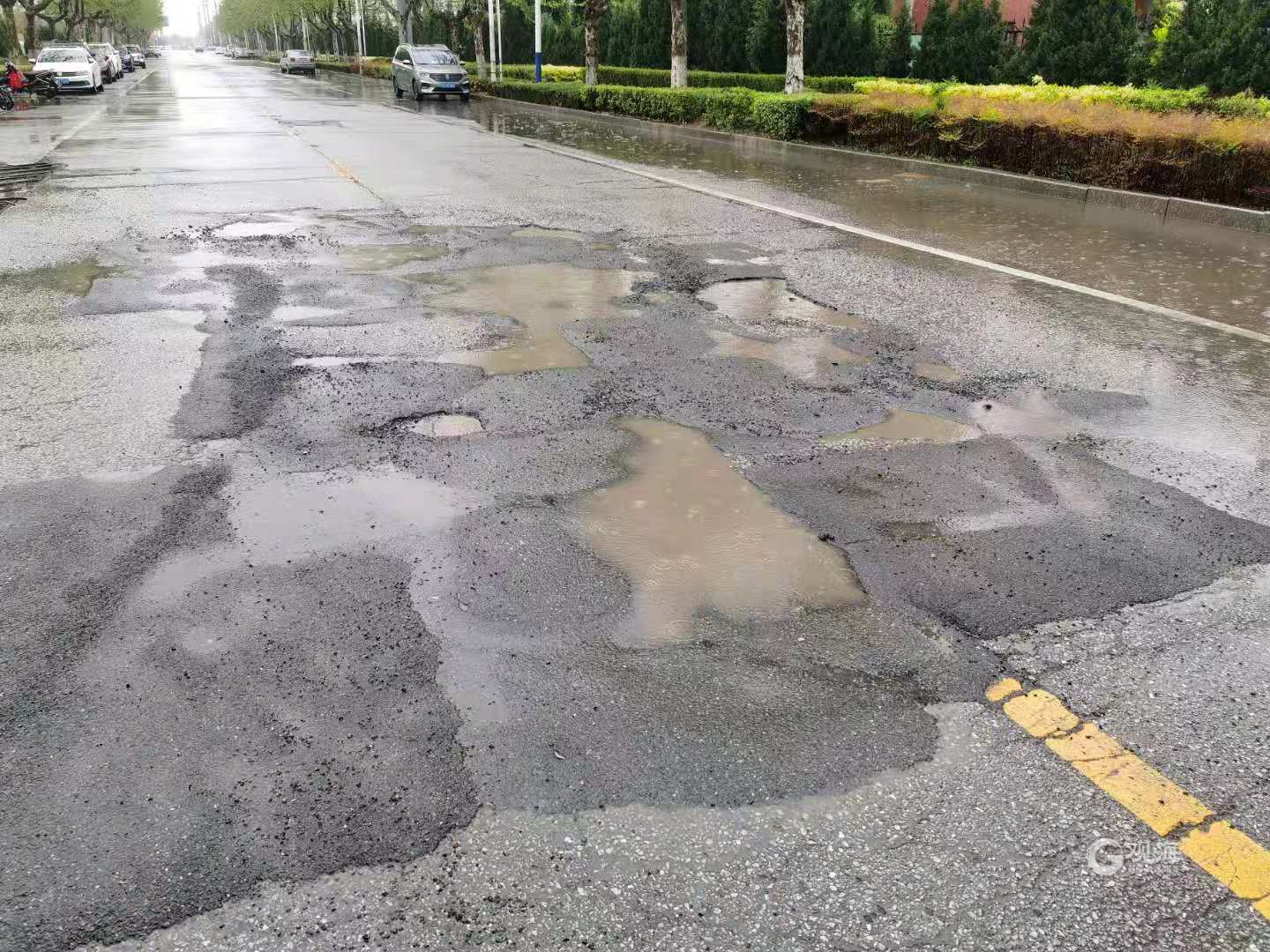 路面坑洼严重平度市同康路亟待大修