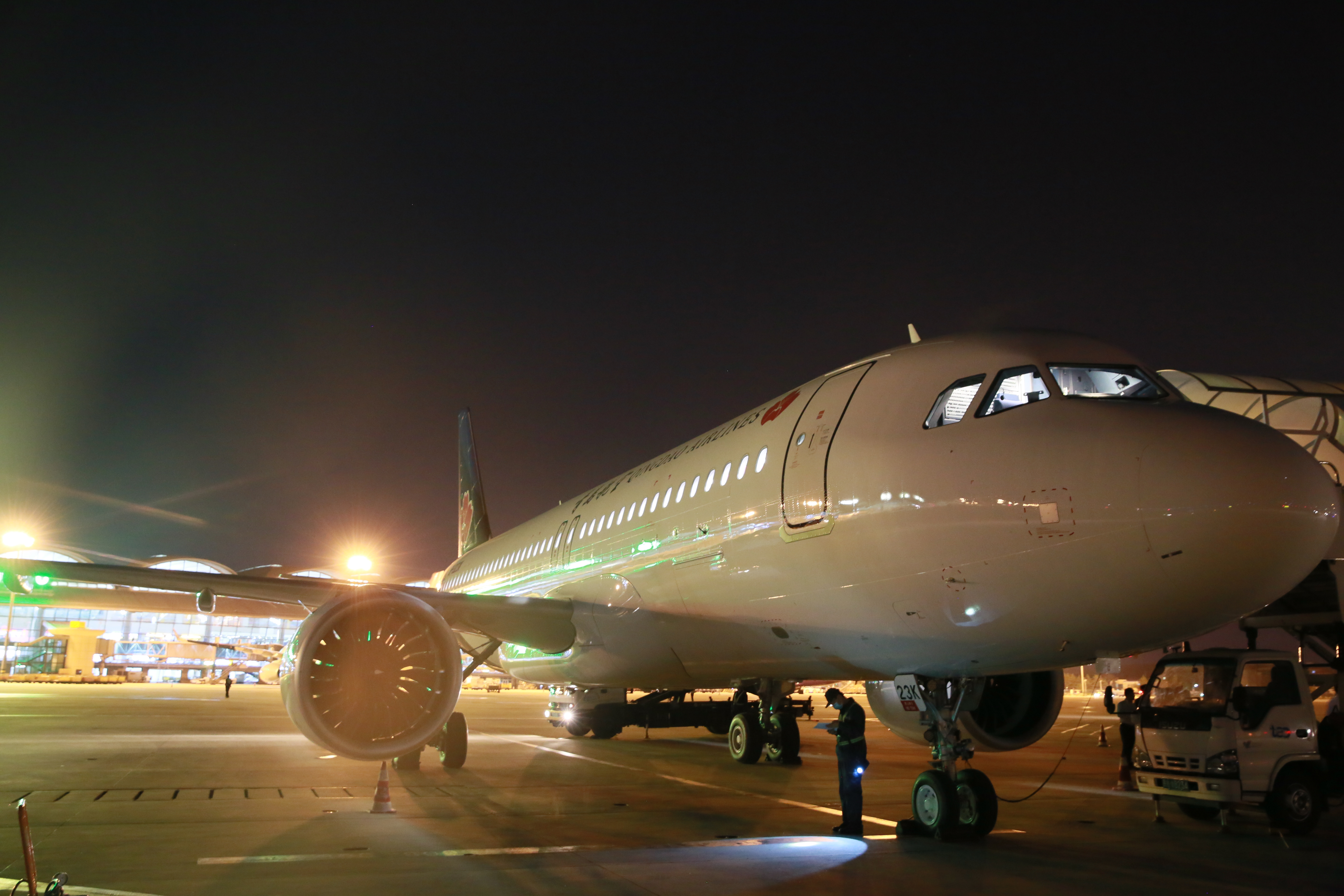 备战暑运再添新成员青岛航空再添一架a320客机