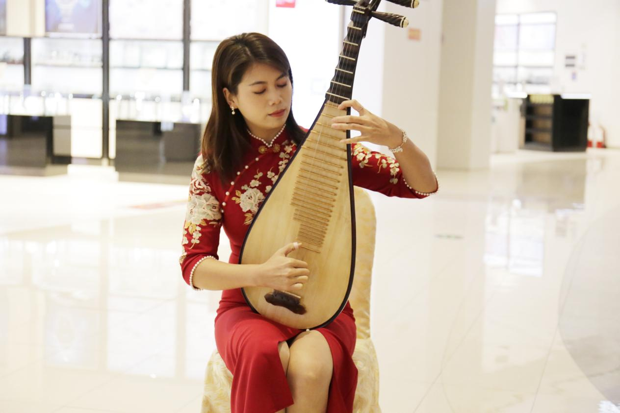 上午11点,随着一曲《我和我的祖国》的琵琶演奏,身着旗袍,体态优雅的