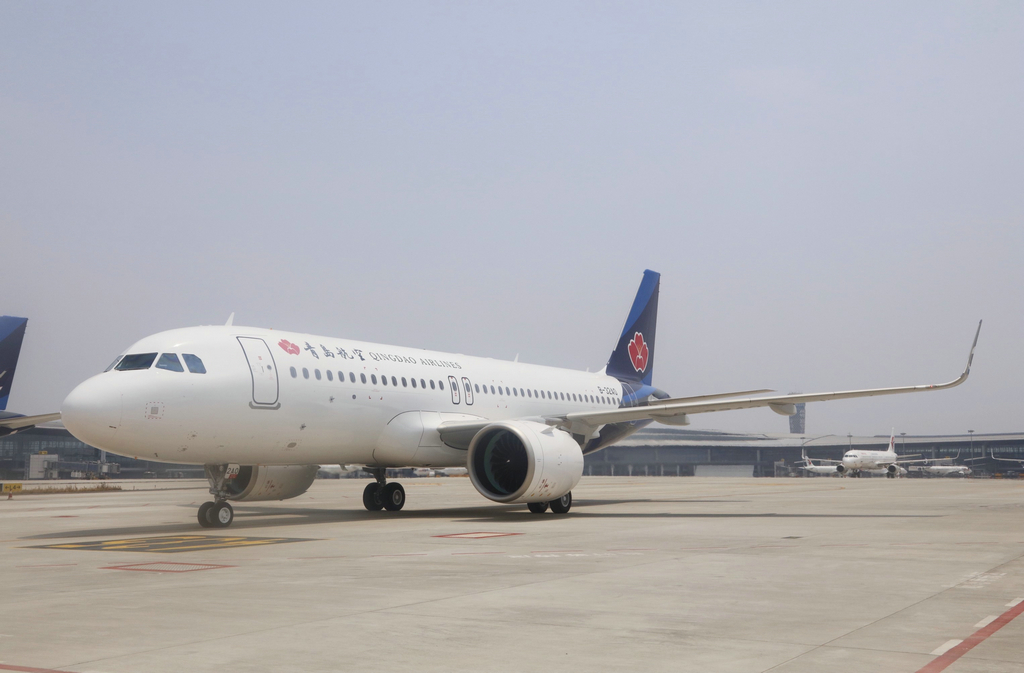 今年到场首架飞机青岛航空第32架空客a320新飞机入列