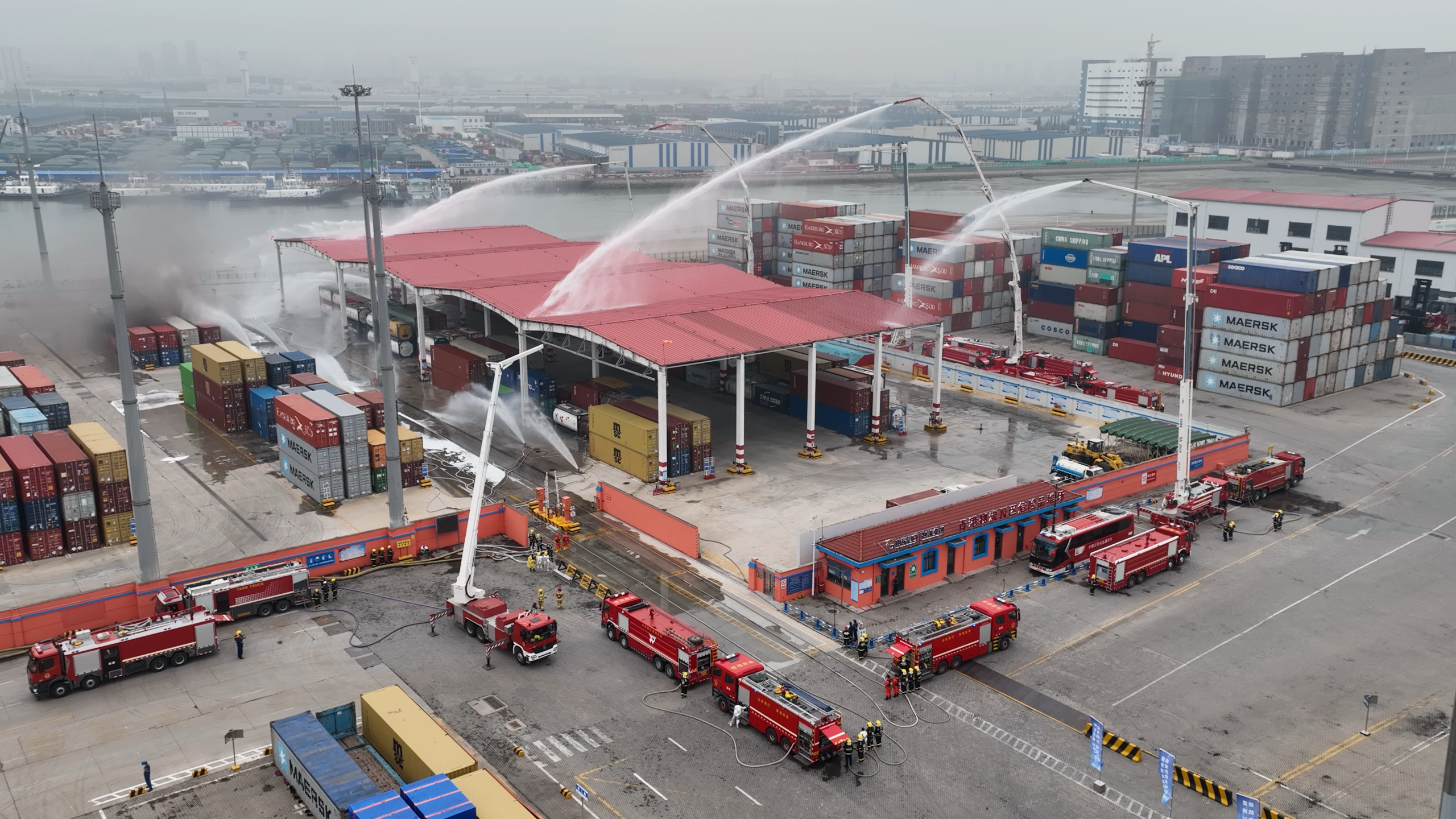 2022山东省港口危险货物集装箱泄漏火灾事故应急演练在青岛举行