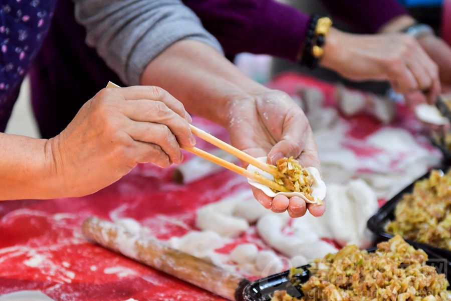 冬至包饺子店家设擂,15分钟包76个!青岛大姨夺冠