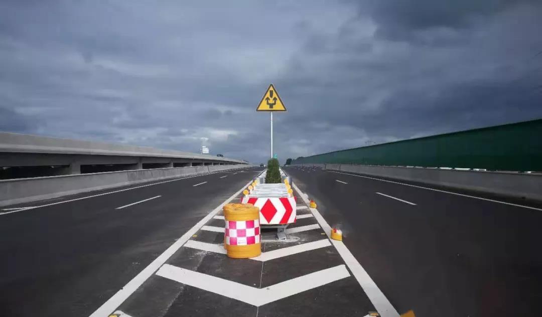 长深立交至青州西济南方向路段为 单向4车道和5车道转换路段 危化品等